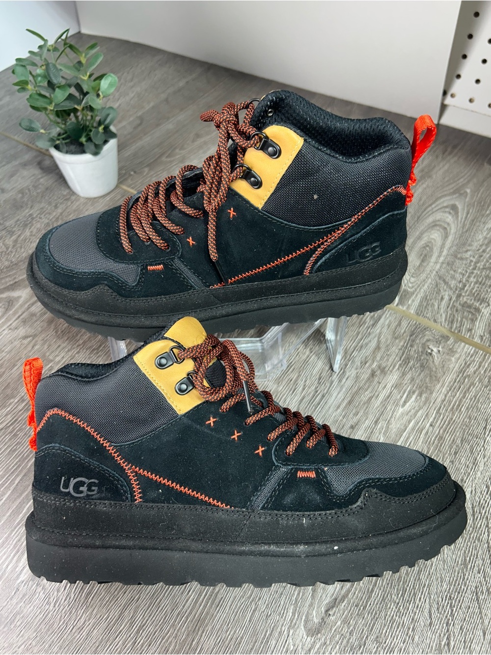 UGG highland hi heritage  High-Top Sneakers with Orange and Yellow Accents